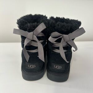 Ugg Mini Continuity Bow in black with grey bow